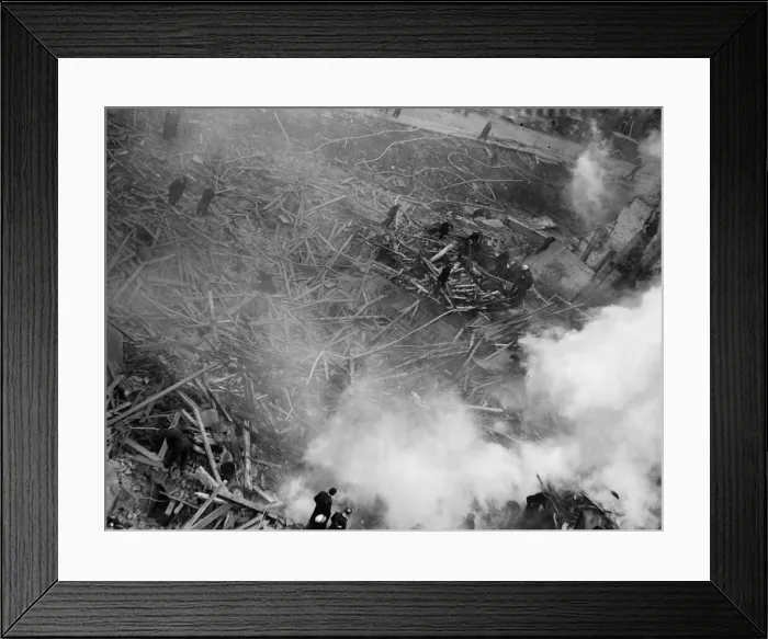 Framed Print : Aftermath of a V2 rocket attack on Middlesex Street, Aldgate