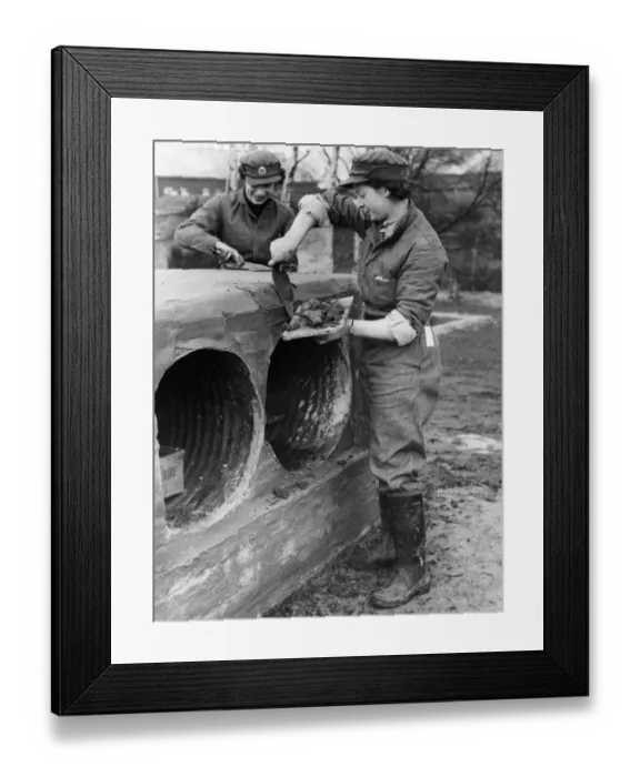 Framed Print : Cooks of the Auxiliary territorial Service (ATS) seen here building a training tunnel