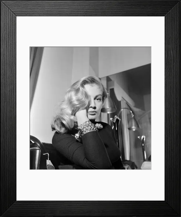 Framed Print : Swedish actress, Anita Ekberg, pictured in her hotel room at The Savoy, London