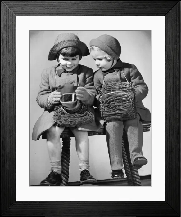 Framed Print : Mrs Burrows makes useful gas mask cases for her daughters during the Second World War Framed Print : Mrs Burrows makes useful gas mask cases for her daughters during the Second World War