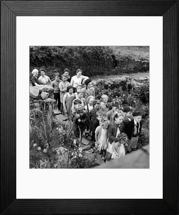 Framed Print : Its TV time in the Welsh mining village of Nelson. Every Sunday Framed Print : Its TV time in the Welsh mining village of Nelson. Every Sunday