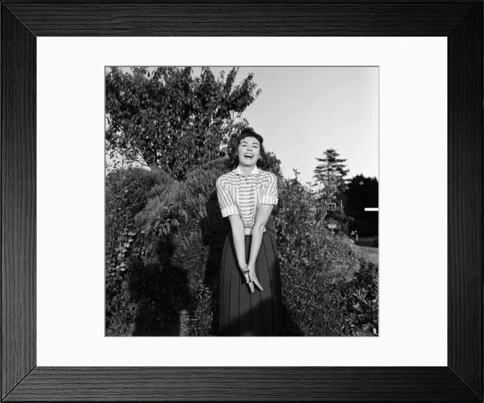 Framed Print : Actress Nanette Newman, at Shepperton Studios where she is in the film Framed Print : Actress Nanette Newman, at Shepperton Studios where she is in the film