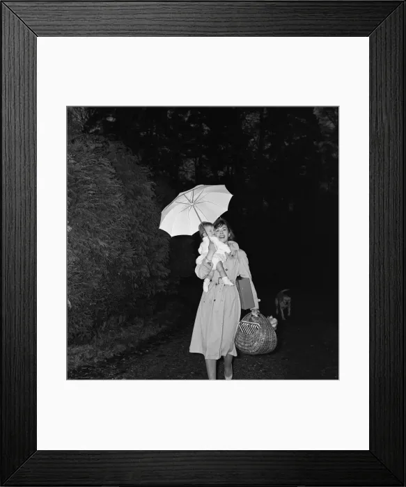 Framed Print : Film actress Nanette Newman with her daughter Sarah and their dog Sam Framed Print : Film actress Nanette Newman with her daughter Sarah and their dog Sam