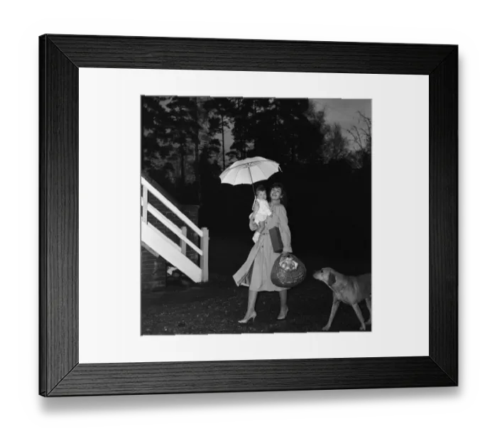 Framed Print : Film actress Nanette Newman with her daughter Sarah and their dog Sam Framed Print : Film actress Nanette Newman with her daughter Sarah and their dog Sam