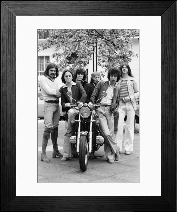 Framed Print : 10cc Rock Group reform with four new members, joining original members Eric Stewart Framed Print : 10cc Rock Group reform with four new members, joining original members Eric Stewart