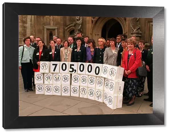 Dunblane families at Westminster today to deliver Snowdrop petition against gun