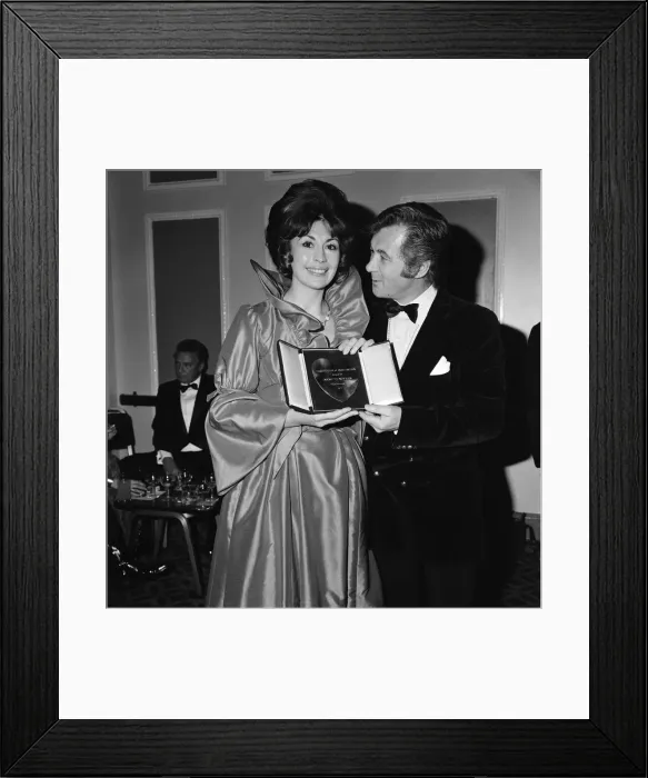 Framed Print : The Variety Club of Great Britain presents its Show Business Awards for 1971 at a dinner Framed Print : The Variety Club of Great Britain presents its Show Business Awards for 1971 at a dinner