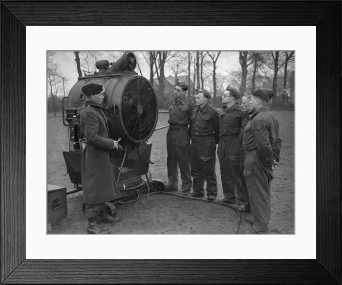Framed Print : Searchlight School, Birmingham. Soldiers being given training on the 90 cm Projector Framed Print : Searchlight School, Birmingham. Soldiers being given training on the 90 cm Projector