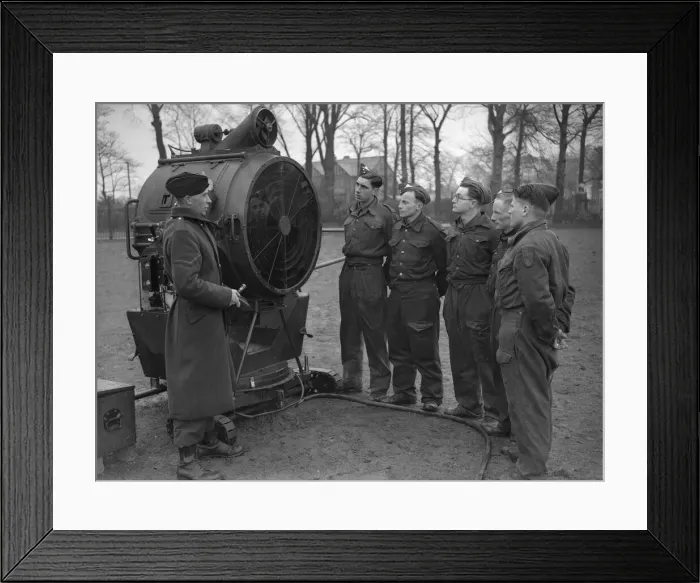 Framed Print : Searchlight School, Birmingham. Soldiers being given training on the 90 cm Projector Framed Print : Searchlight School, Birmingham. Soldiers being given training on the 90 cm Projector