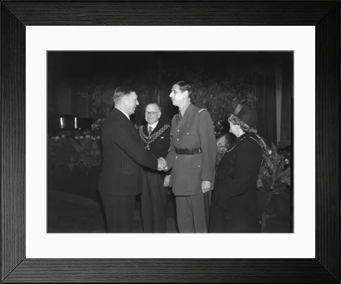 Framed Print : General de Gaulle, Commander of the Free French Forces, at the banqueting room Framed Print : General de Gaulle, Commander of the Free French Forces, at the banqueting room