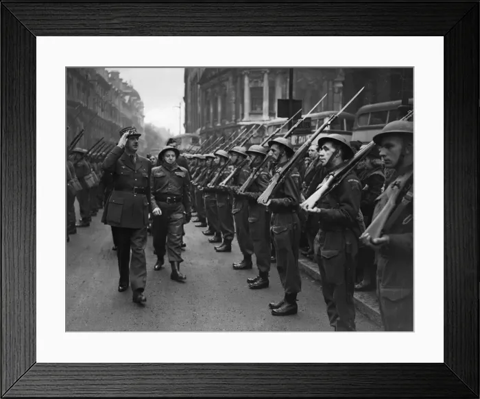 Framed Print : A crowd gathered in Victoria-square welcomed General de Gaulle