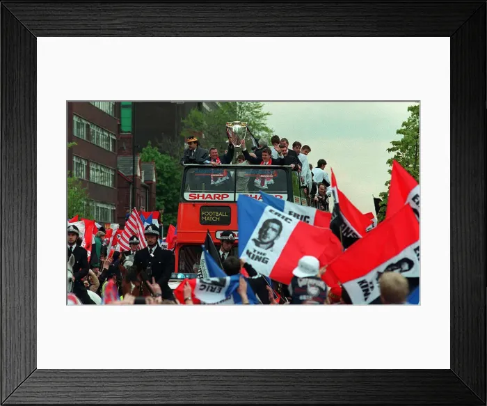 Framed Print : BRIAN KIDD AND SIR ALEX FERGUSON HOLD THE FA CUP ON THE BUS ON THEIR TRIP AROUND Framed Print : BRIAN KIDD AND SIR ALEX FERGUSON HOLD THE FA CUP ON THE BUS ON THEIR TRIP AROUND