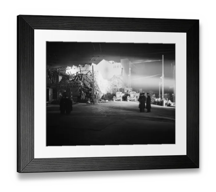Framed Print : Floodlights light the scene of a V2 explosion at Smithfield Market, Farringdon Road
