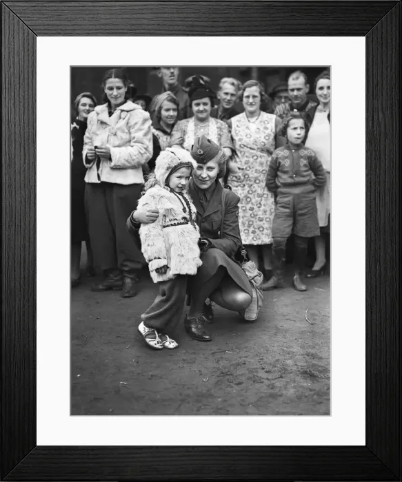 Framed Print : Norwegian children and their families arrive in the UK after being evacuated Framed Print : Norwegian children and their families arrive in the UK after being evacuated