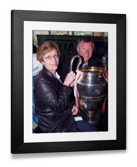 Framed Print : Sir Alex Ferguson and his wife Cathy with the Champions League Trophy - 27 / 05 / 1999 Framed Print : Sir Alex Ferguson and his wife Cathy with the Champions League Trophy - 27 / 05 / 1999