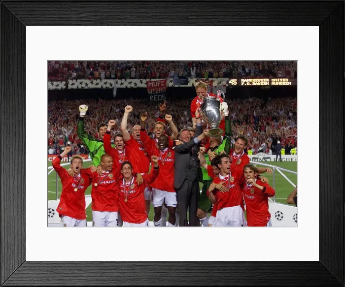 Framed Print : Sir Alex Ferguson and the Manchester United squad celebrate after winning the European Framed Print : Sir Alex Ferguson and the Manchester United squad celebrate after winning the European