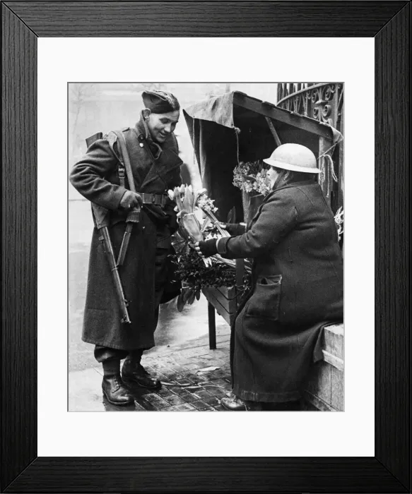 Framed Print : A British soldier buying flowers for his wife in central London as he returns home Framed Print : A British soldier buying flowers for his wife in central London as he returns home