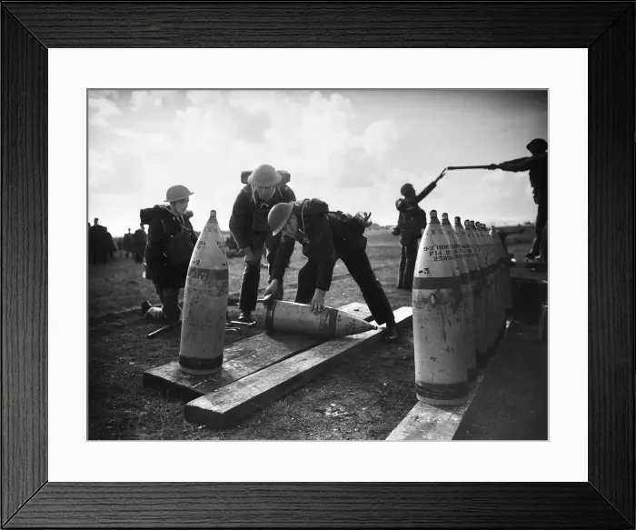 Framed Print : British Army artillery training in the handling of artillery shells during Second World Framed Print : British Army artillery training in the handling of artillery shells during Second World