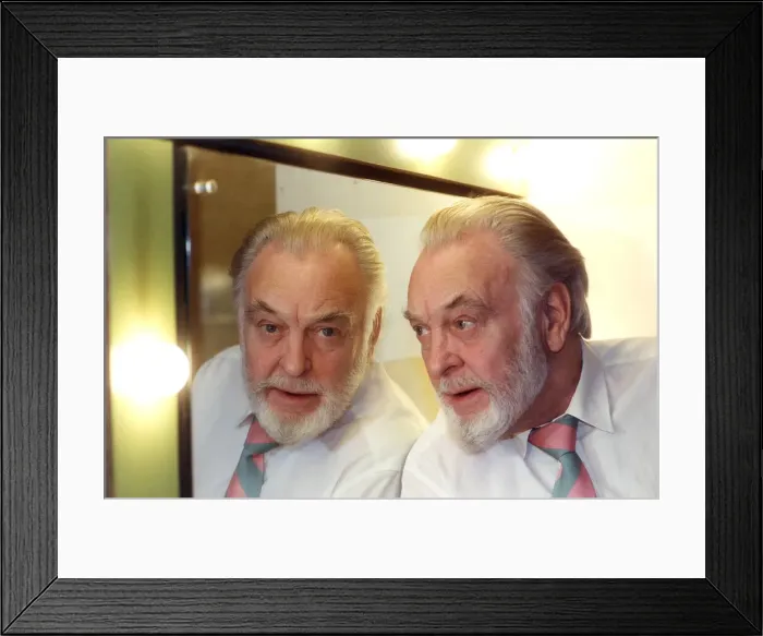 Framed Print : DONALD SINDEN (ACTOR) LOOKING IN MIRROR PICTURED IN 1995 Framed Print : DONALD SINDEN (ACTOR) LOOKING IN MIRROR PICTURED IN 1995