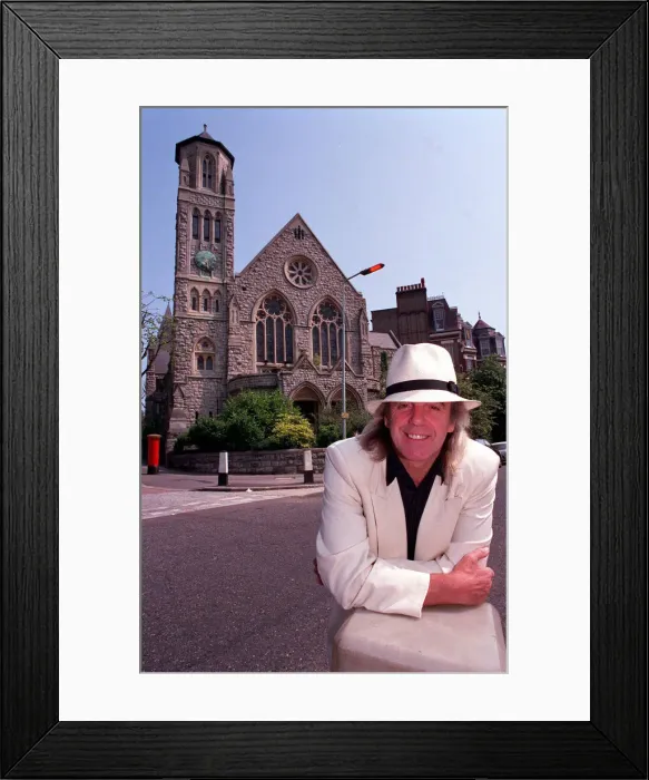 Framed Print : PETER STRINGFELLOW (1940-2018) PETER STRINGFELLOW OUTSIDE HIS HOME - 1993 Framed Print : PETER STRINGFELLOW (1940-2018) PETER STRINGFELLOW OUTSIDE HIS HOME - 1993