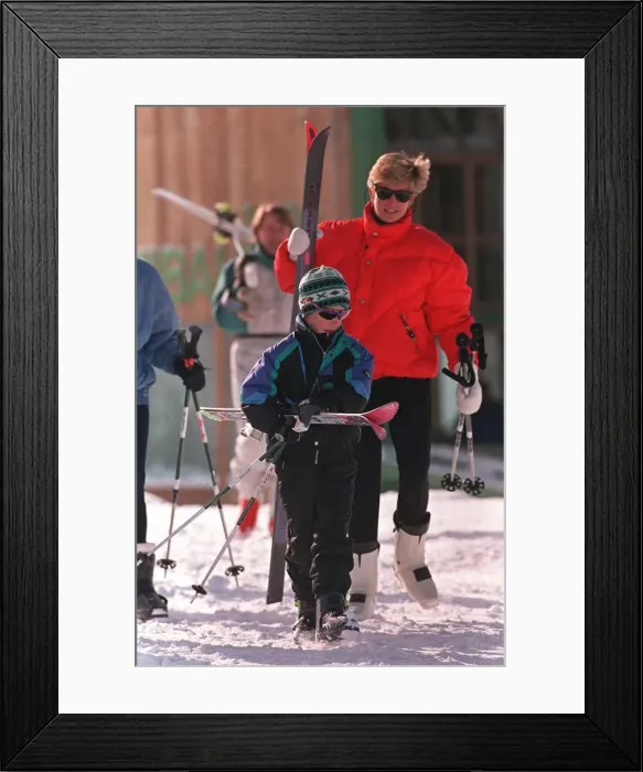 Framed Print : PRINCESS OF WALES WITH SON PRINCE HARRY AS THEY TAKE A SKIING HOLIDAY IN LECH Framed Print : PRINCESS OF WALES WITH SON PRINCE HARRY AS THEY TAKE A SKIING HOLIDAY IN LECH