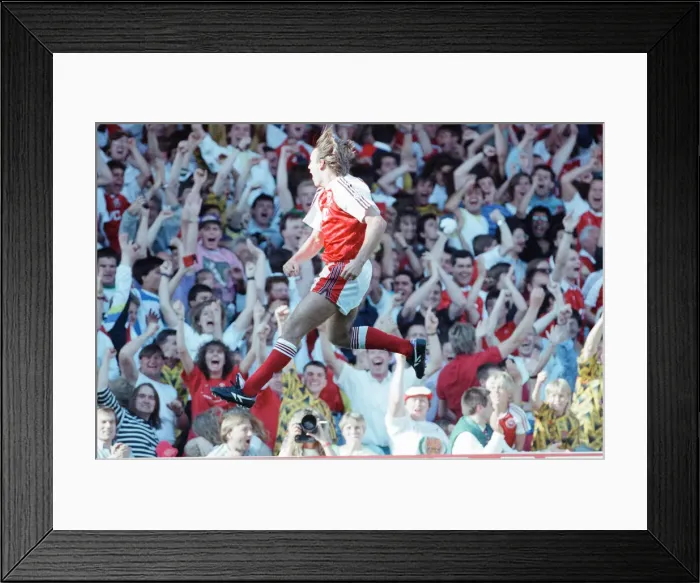Framed Print : Arsenal 1-1 QPR, League Division One match action, Highbury, Saturday 17th August 1991 Framed Print : Arsenal 1-1 QPR, League Division One match action, Highbury, Saturday 17th August 1991