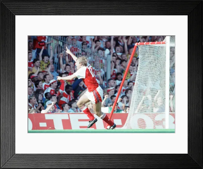 Framed Print : Arsenal 1-1 QPR, League Division One match action, Highbury, Saturday 17th August 1991 Framed Print : Arsenal 1-1 QPR, League Division One match action, Highbury, Saturday 17th August 1991
