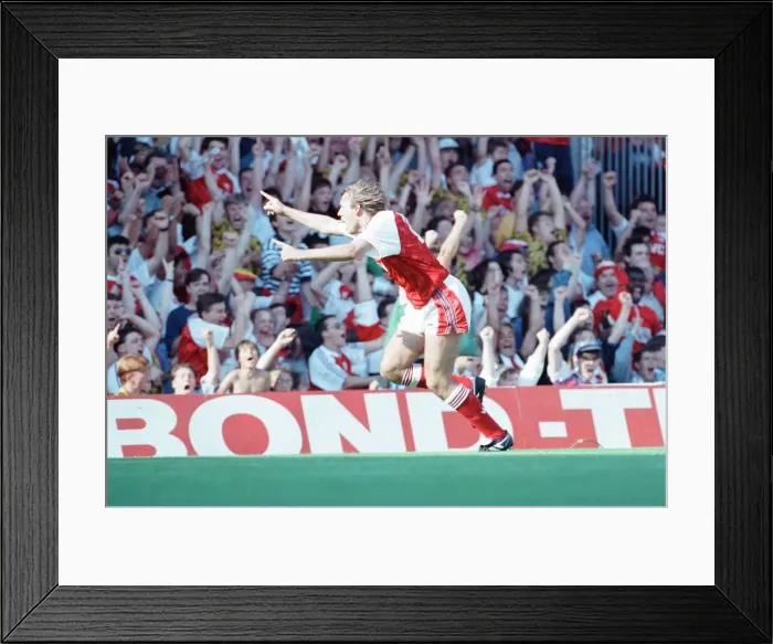 Framed Print : Arsenal 1-1 QPR, League Division One match action, Highbury, Saturday 17th August 1991 Framed Print : Arsenal 1-1 QPR, League Division One match action, Highbury, Saturday 17th August 1991