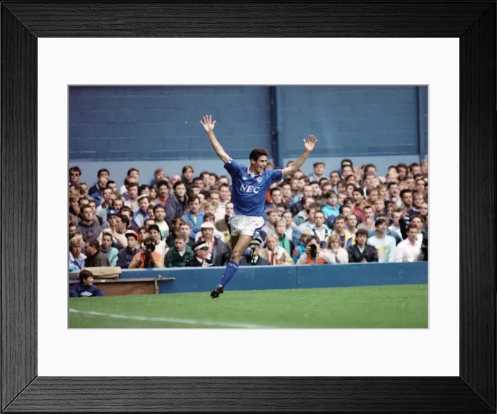 Framed Print : English League Division One match at Goodison Park. Everton 3 v Manchester United 2 Framed Print : English League Division One match at Goodison Park. Everton 3 v Manchester United 2