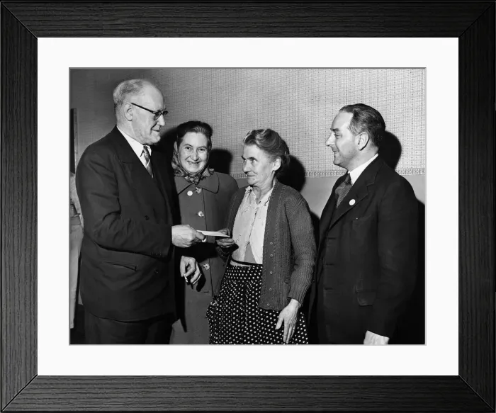 Framed Print : Mass X-ray campaign for tuberculosis, Liverpool. Pictured, Mrs Mary Field, aged 69 Framed Print : Mass X-ray campaign for tuberculosis, Liverpool. Pictured, Mrs Mary Field, aged 69
