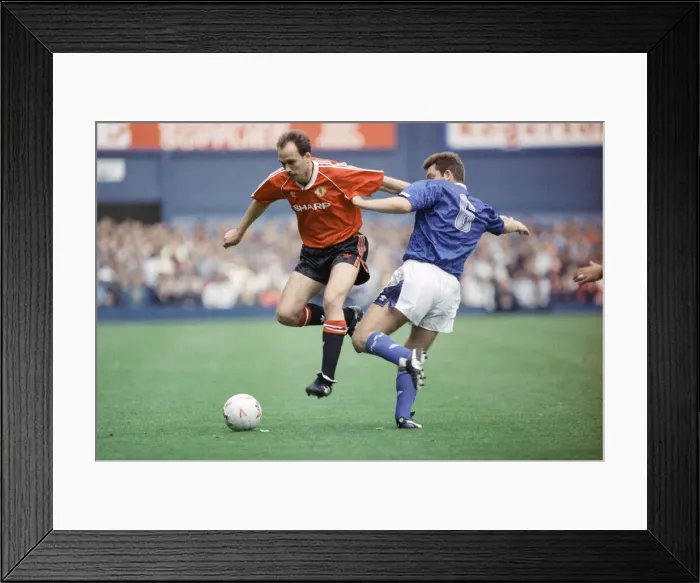 Framed Print : English League Division One match at Goodison Park. Everton 3 v Manchester United 2 Framed Print : English League Division One match at Goodison Park. Everton 3 v Manchester United 2