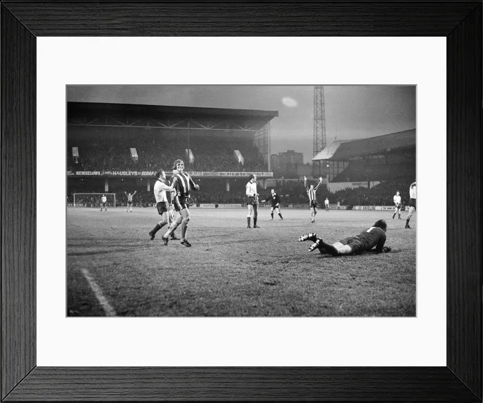 Framed Print : Sheffield United 1-2, League Division One match action at Bramall Lane Framed Print : Sheffield United 1-2, League Division One match action at Bramall Lane
