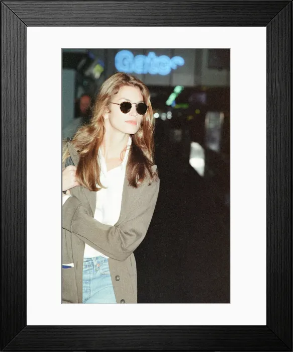 Framed Print : Cindy Crawford, American Model, at London Heathrow Airport, returning to the US Framed Print : Cindy Crawford, American Model, at London Heathrow Airport, returning to the US