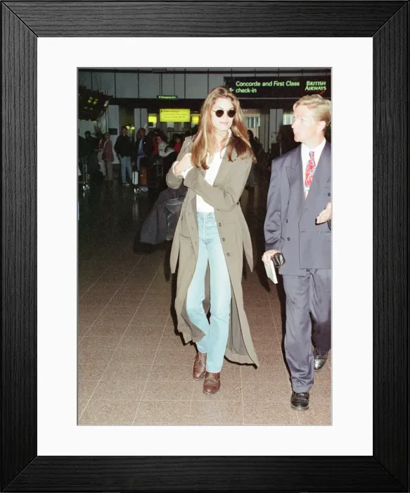 Framed Print : Cindy Crawford, American Model, at London Heathrow Airport, returning to the US Framed Print : Cindy Crawford, American Model, at London Heathrow Airport, returning to the US