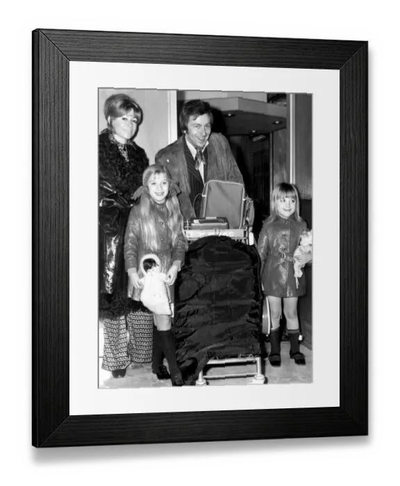 Framed Print : DES O CONNOR WITH WIFE AND CHILDREN AT LONDON AIRPORT - 1971 Framed Print : DES O CONNOR WITH WIFE AND CHILDREN AT LONDON AIRPORT - 1971