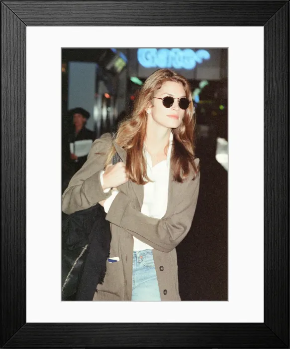 Framed Print : Cindy Crawford, American Model, at London Heathrow Airport, returning to the US Framed Print : Cindy Crawford, American Model, at London Heathrow Airport, returning to the US