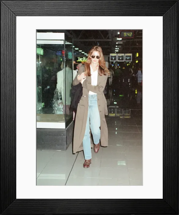 Framed Print : Cindy Crawford, American Model, at London Heathrow Airport, returning to the US Framed Print : Cindy Crawford, American Model, at London Heathrow Airport, returning to the US
