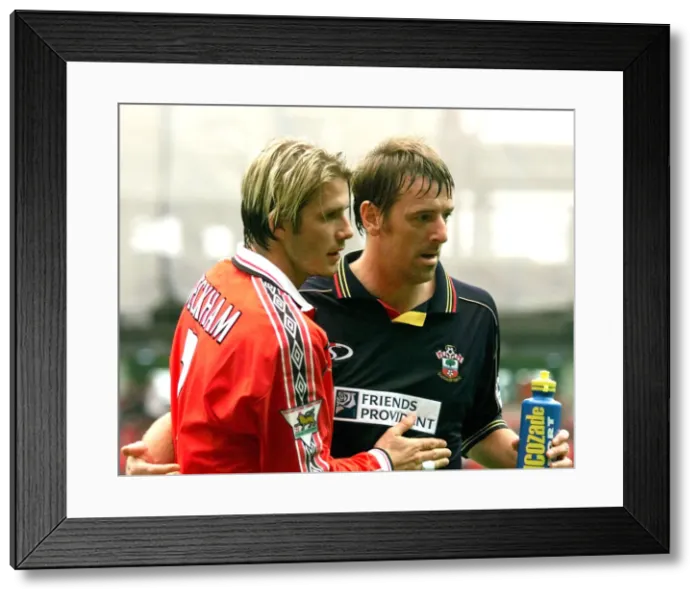 Framed Print : David Beckham left and Matt Le Tissier September 1999 walk off the pitch together Framed Print : David Beckham left and Matt Le Tissier September 1999 walk off the pitch together