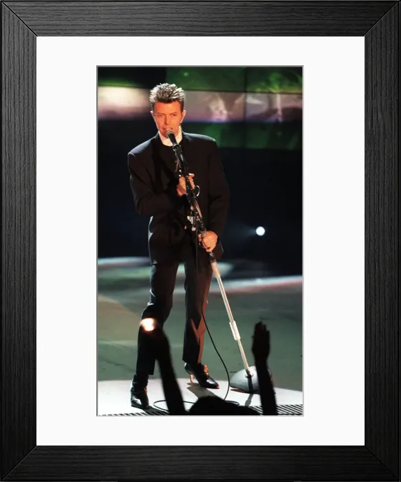 Framed Print : David Bowie in stilettos at the Brit awards - 21 / 02 / 1996 Framed Print : David Bowie in stilettos at the Brit awards - 21 / 02 / 1996
