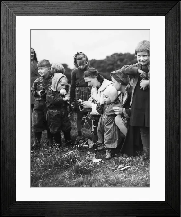 Framed Print : Norwegian children and their families arrive in the UK after being evacuated Framed Print : Norwegian children and their families arrive in the UK after being evacuated