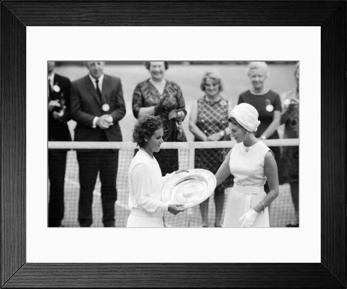 Framed Print : 1971 Wimbledon Ladies Singles Final. Princess Alexandra presents Champion Evonne Framed Print : 1971 Wimbledon Ladies Singles Final. Princess Alexandra presents Champion Evonne