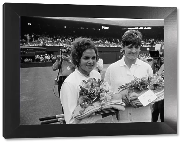 1971 Wimbledon Ladies Singles Final. Champion Evonne Goolagong with Margaret Court