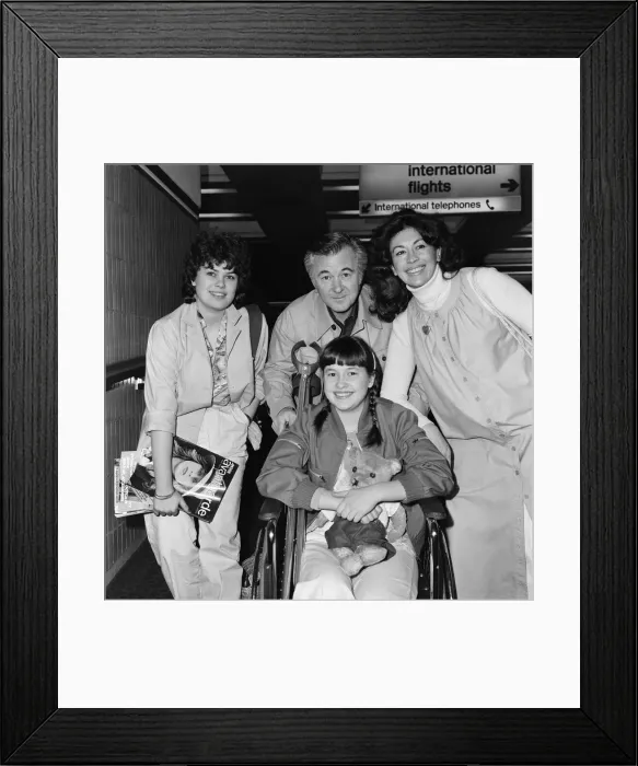Framed Print : Bryan Forbes with his wife Nanette Newman and their daughters Sarah, aged 19, and Emma Framed Print : Bryan Forbes with his wife Nanette Newman and their daughters Sarah, aged 19, and Emma