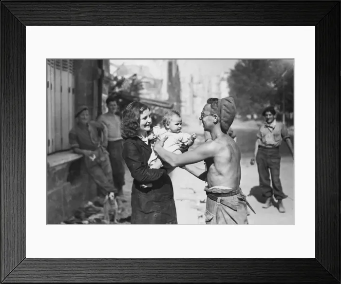 Framed Print : Corporal Arthur Toman greeting locals in Caen during the Second World War Framed Print : Corporal Arthur Toman greeting locals in Caen during the Second World War