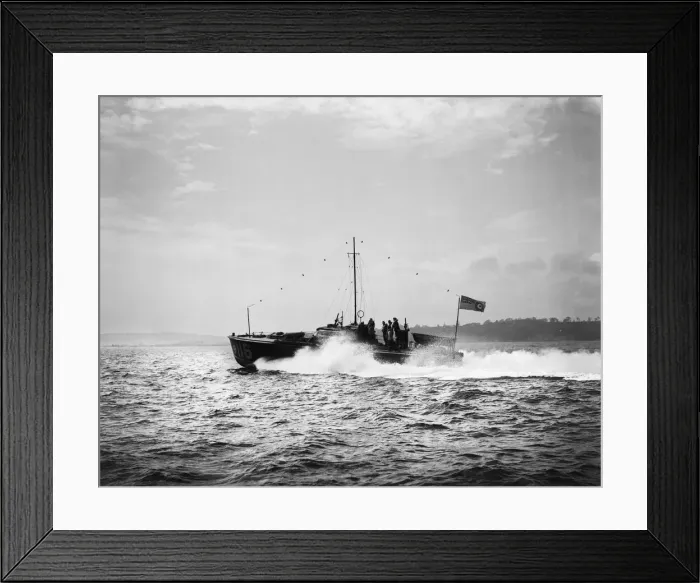 Framed Print : Training exercise for the Air Sea Rescue in the Solent. RAF Marine section Air Sea Rescue