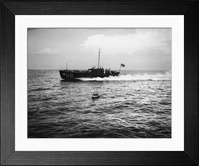 Framed Print : Training exercise for the Air Sea Rescue in the Solent. RAF Marine section Air Sea Rescue