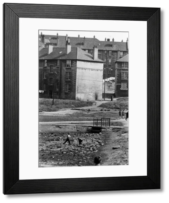 Framed Print : Children playing in the Blackhill area of Glasgow, Scotland. 22nd July 1971 Framed Print : Children playing in the Blackhill area of Glasgow, Scotland. 22nd July 1971