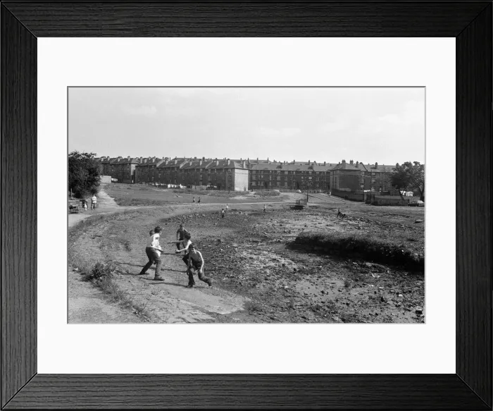 Framed Print : Children playing in the Blackhill area of Glasgow, Scotland. 22nd July 1971 Framed Print : Children playing in the Blackhill area of Glasgow, Scotland. 22nd July 1971