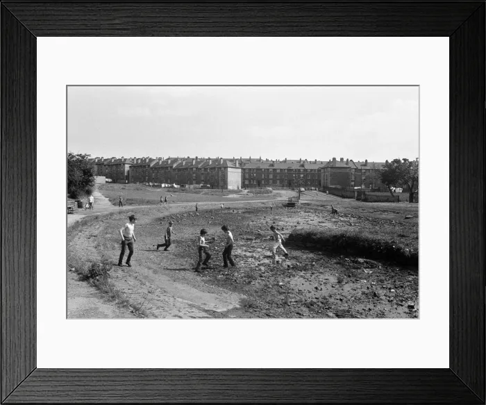 Framed Print : Children playing in the Blackhill area of Glasgow, Scotland. 22nd July 1971 Framed Print : Children playing in the Blackhill area of Glasgow, Scotland. 22nd July 1971