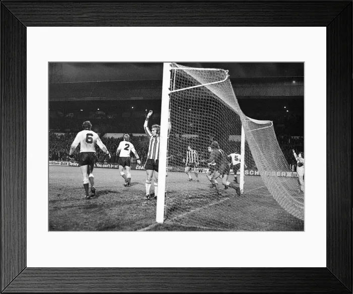 Framed Print : Sheffield United 1-2, League Division One match action at Bramall Lane Framed Print : Sheffield United 1-2, League Division One match action at Bramall Lane